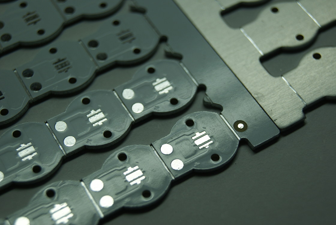 高熱伝導性金属PCB 白いシルクスクリーンと0.1mm ミニシルクスクリーンブリッジ